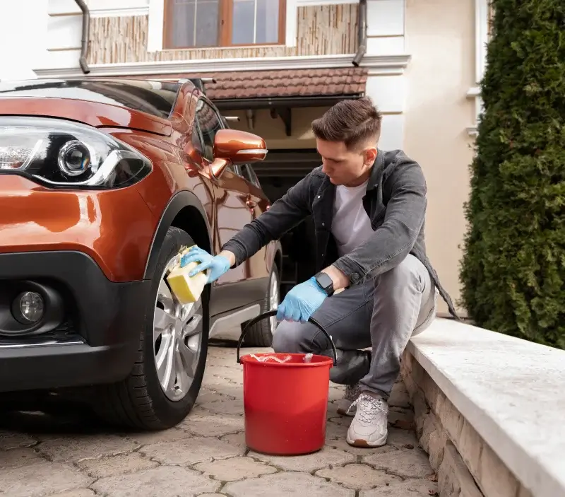 Lavage auto à domicile Guégon : professionnel intervenant sur un véhicule